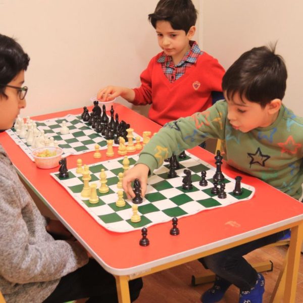مسابقه شطرنج در مدرسه